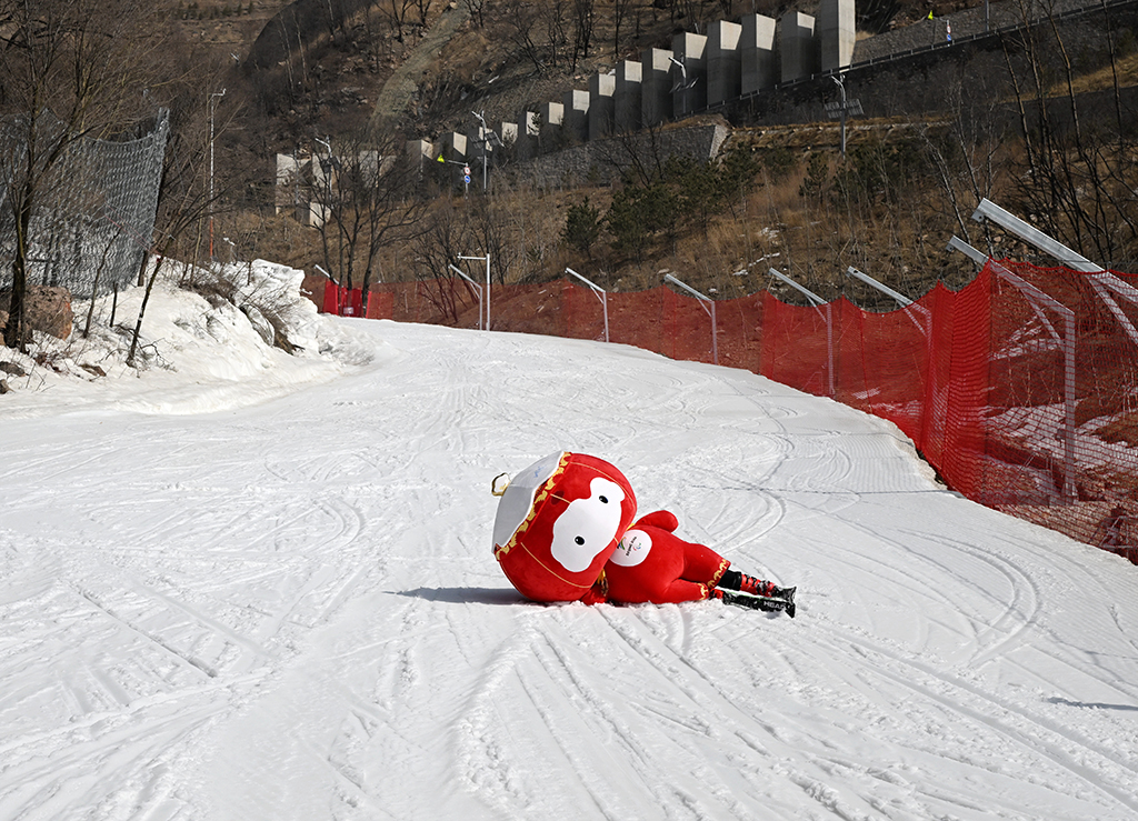 “雪容融”側躺在延慶國家高山滑雪中心的雪道上（3月10日攝）。新華社記者 張晨霖 攝