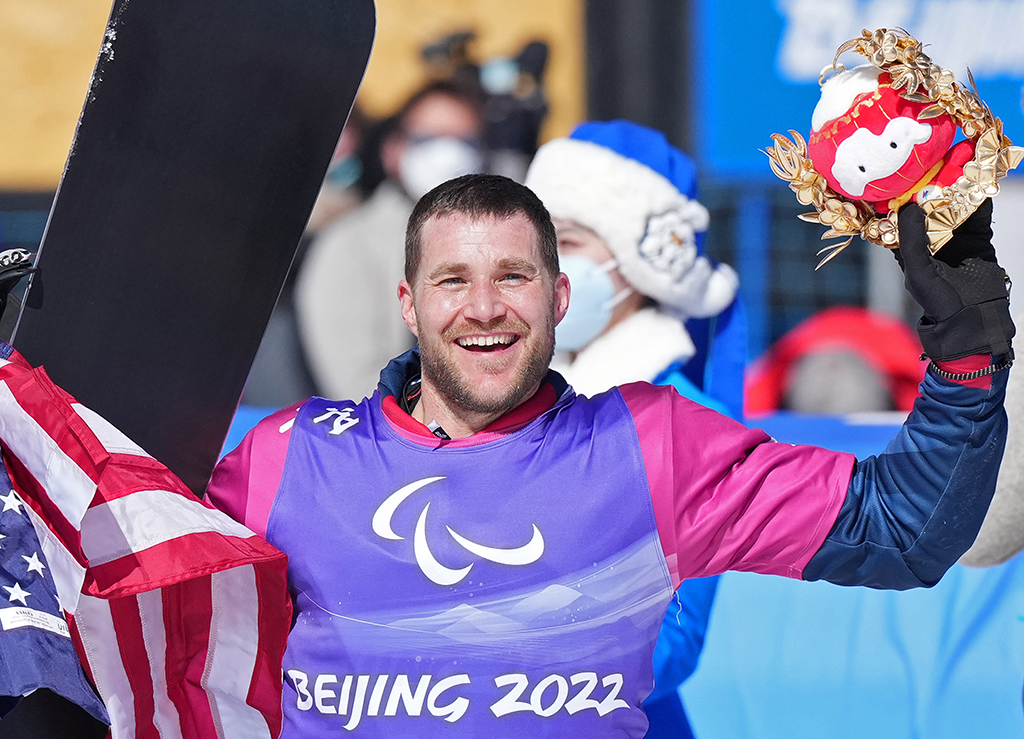 獲得殘奧單板滑雪男子障礙追逐LL1級比賽亞軍的美國選手邁克·舒爾茨展示“雪容融”（3月7日攝）。新華社記者 萬象 攝