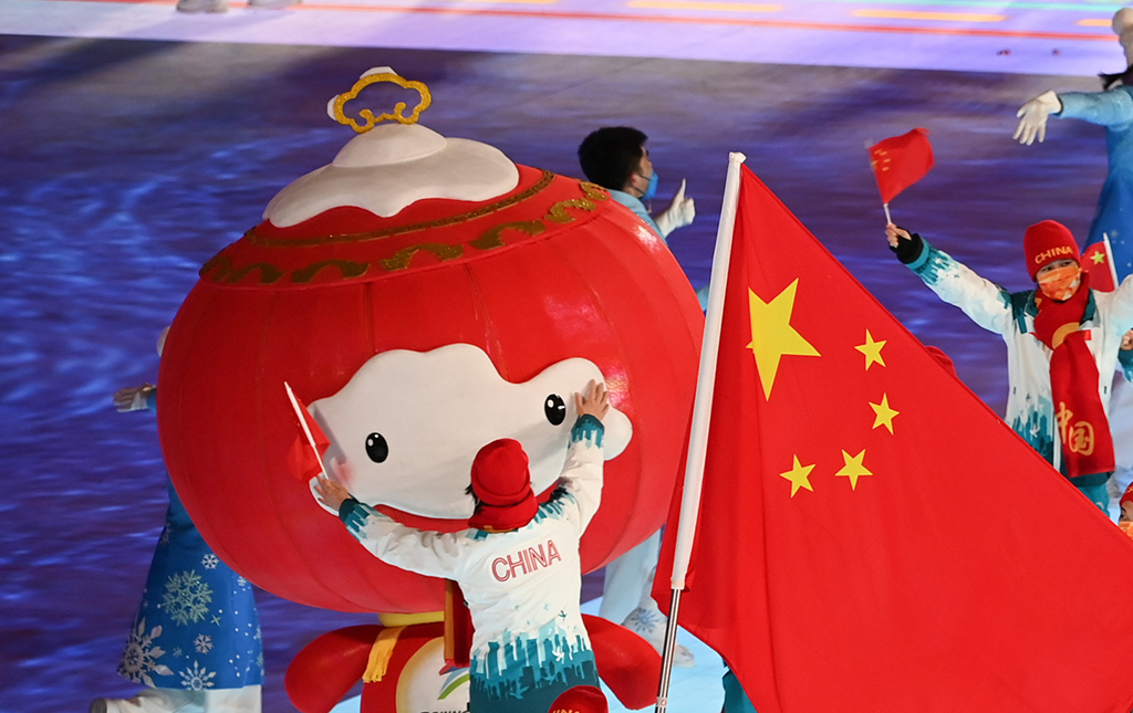 一名中國代表團成員在北京冬殘奧會開幕式上擁抱“雪容融”（3月4日）。新華社記者 張博文 攝