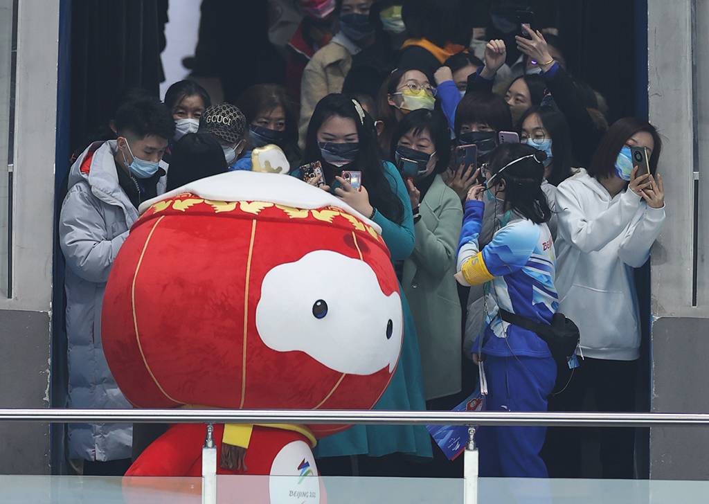 在北京國家體育館，看台上的觀眾拍攝“雪容融”（3月9日攝）。新華社記者 杜瀟逸 攝