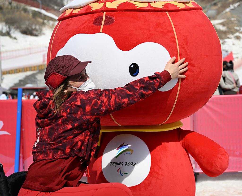 在延慶國家高山滑雪中心，一位加拿大代表團成員擁抱“雪容融”（3月10日攝）。新華社記者 孫非 攝