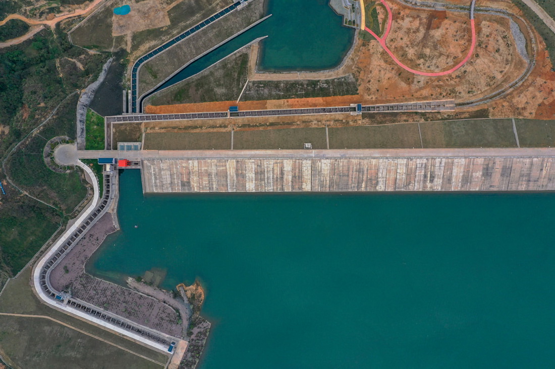 这是3月11日拍摄的大藤峡水利枢纽工程南木江副坝仿生态过鱼通道（无人机照片）。