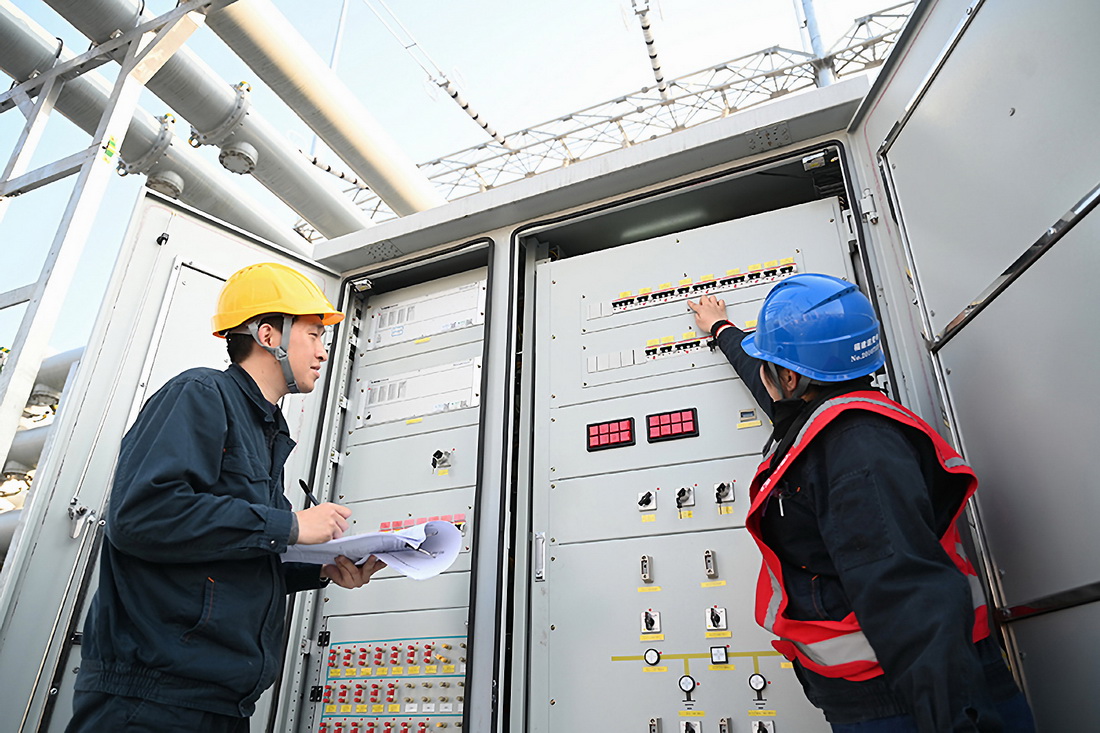 3月11日，在福建棠园（福鼎）500千伏输变电工程现场，施工和检修人员在进行设备投运前的联调。