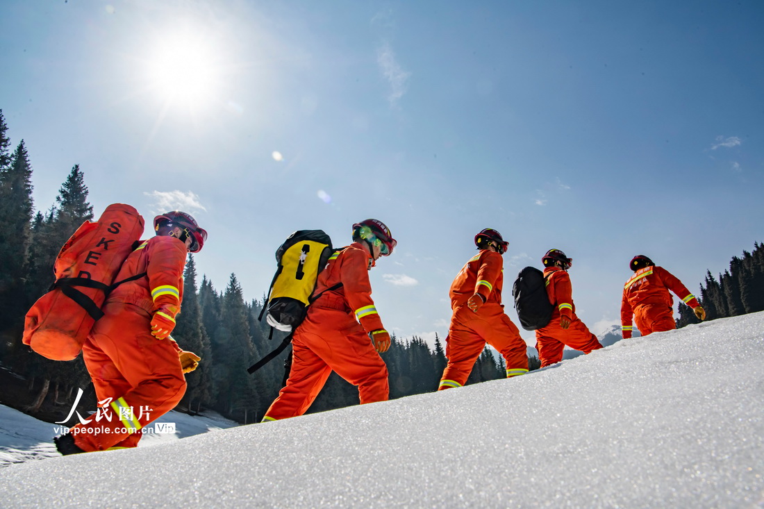 3月12日，消防救援人员在雪地中搜索“被困人员”。