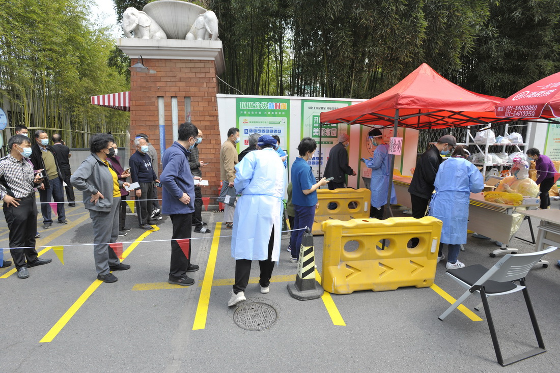 3月13日，上海市明園小安橋小區的居民排隊等待接受核酸檢測。
