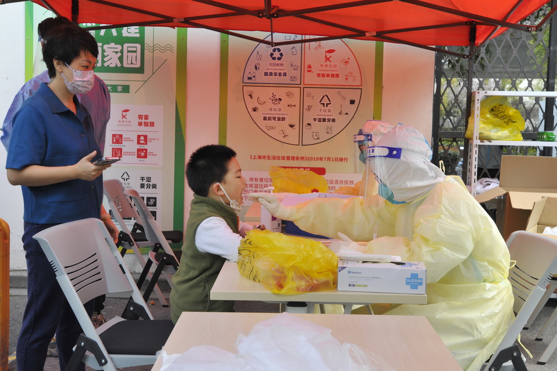 3月13日，上海市明園小安橋小區的居民接受核酸檢測。