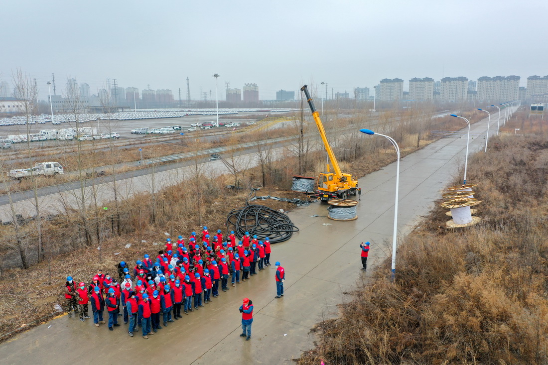 3月13日，國網吉林供電公司工作人員在隔離方艙施工現場集結，准備鋪設電纜。