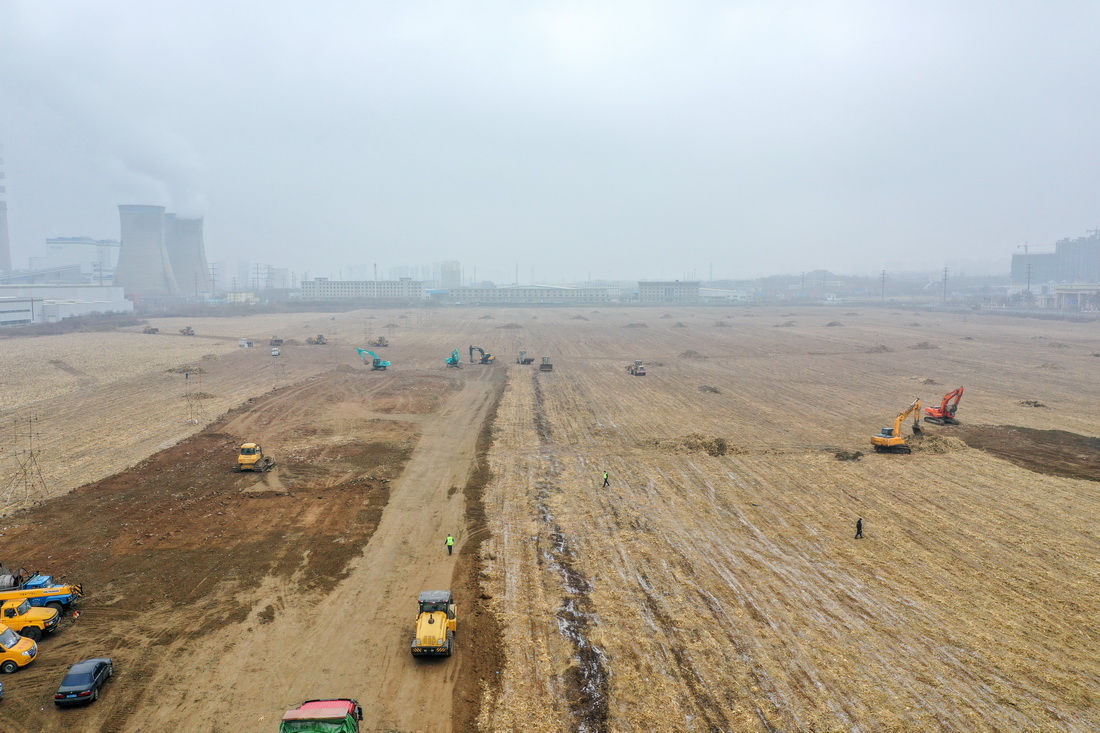 3月13日，工程機械在吉林市高新南區隔離方艙現場施工（無人機照片）。