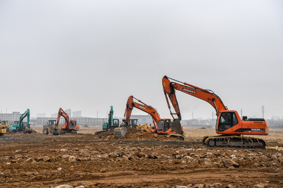 3月13日，工程机械在吉林市高新南区隔离方舱现场施工。