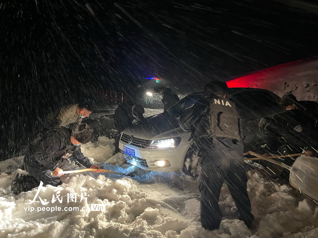 新疆阿勒泰：严寒天气下的紧急救援