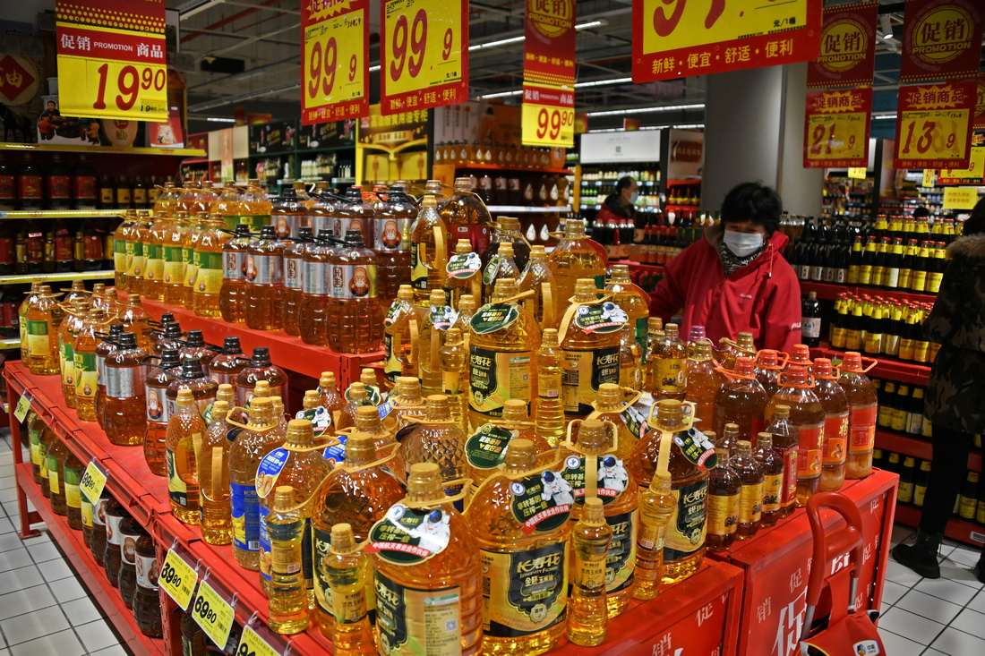 3月14日，市民在青島市市南區一商超選購食用油。