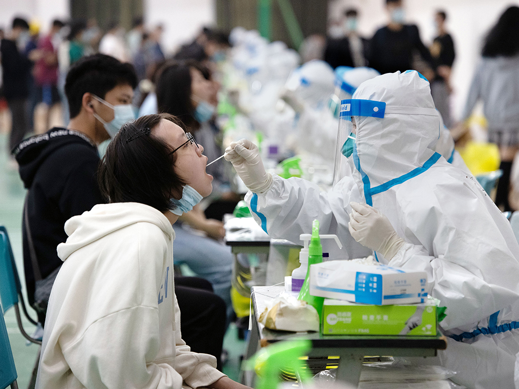 3月14日，香花橋街道社區衛生服務中心的醫務人員為某高校的學生進行核酸採樣。新華社發（沈逸清 攝）