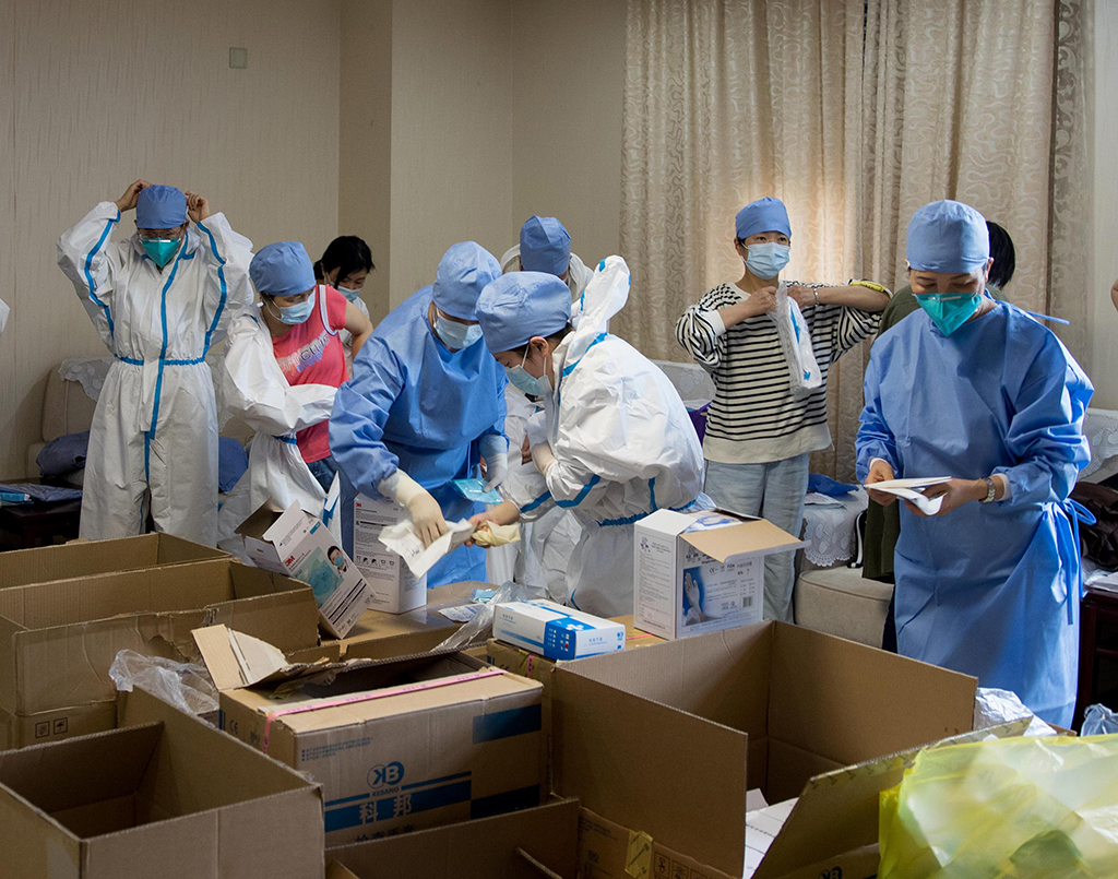 3月14日，香花橋街道社區衛生服務中心的醫務人員在某高校開始穿著防護衣物，准備進行檢測。新華社發（沈逸清 攝）