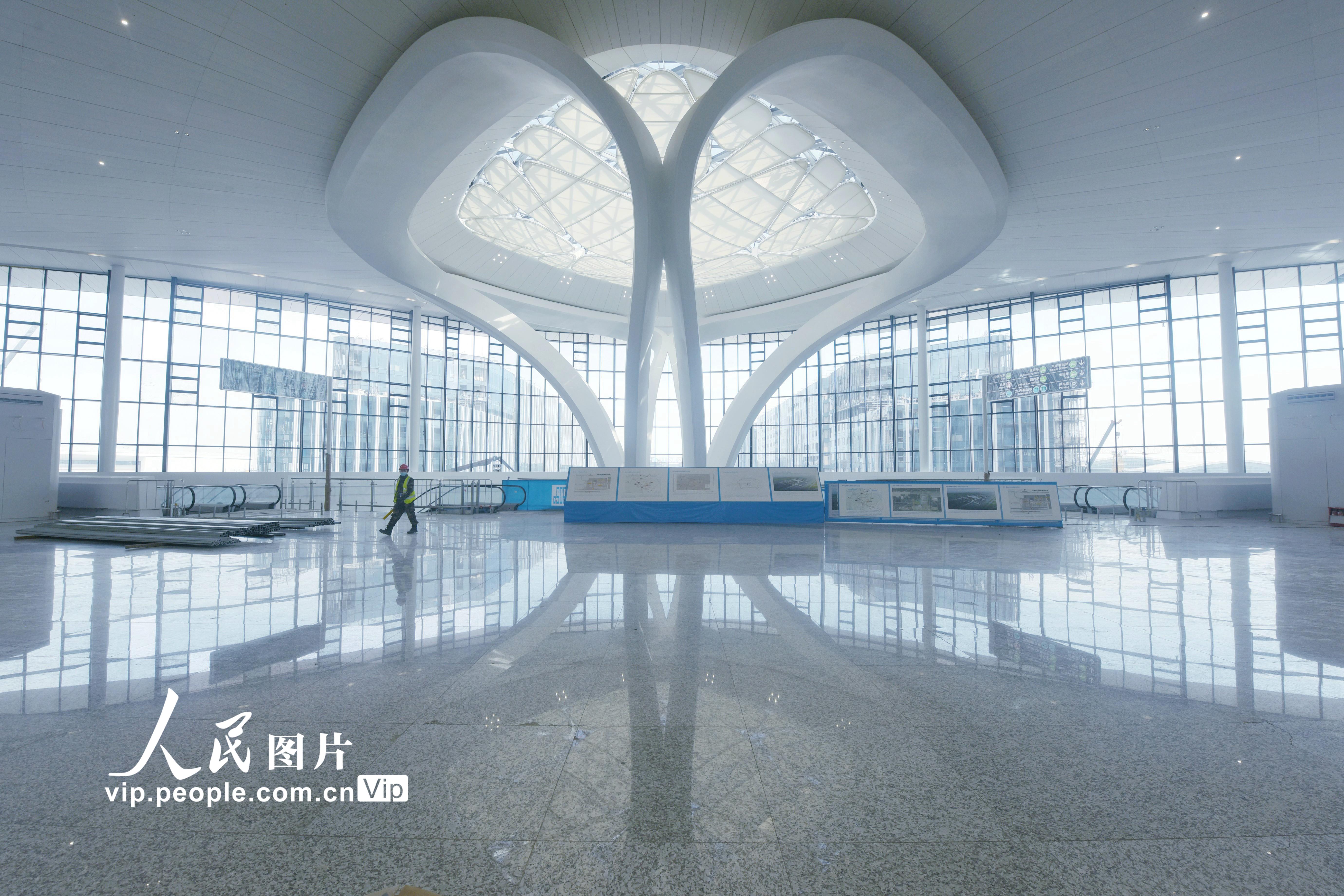2022年3月15日，工人从杭州萧山国际机场T4航站楼出发大厅走过。