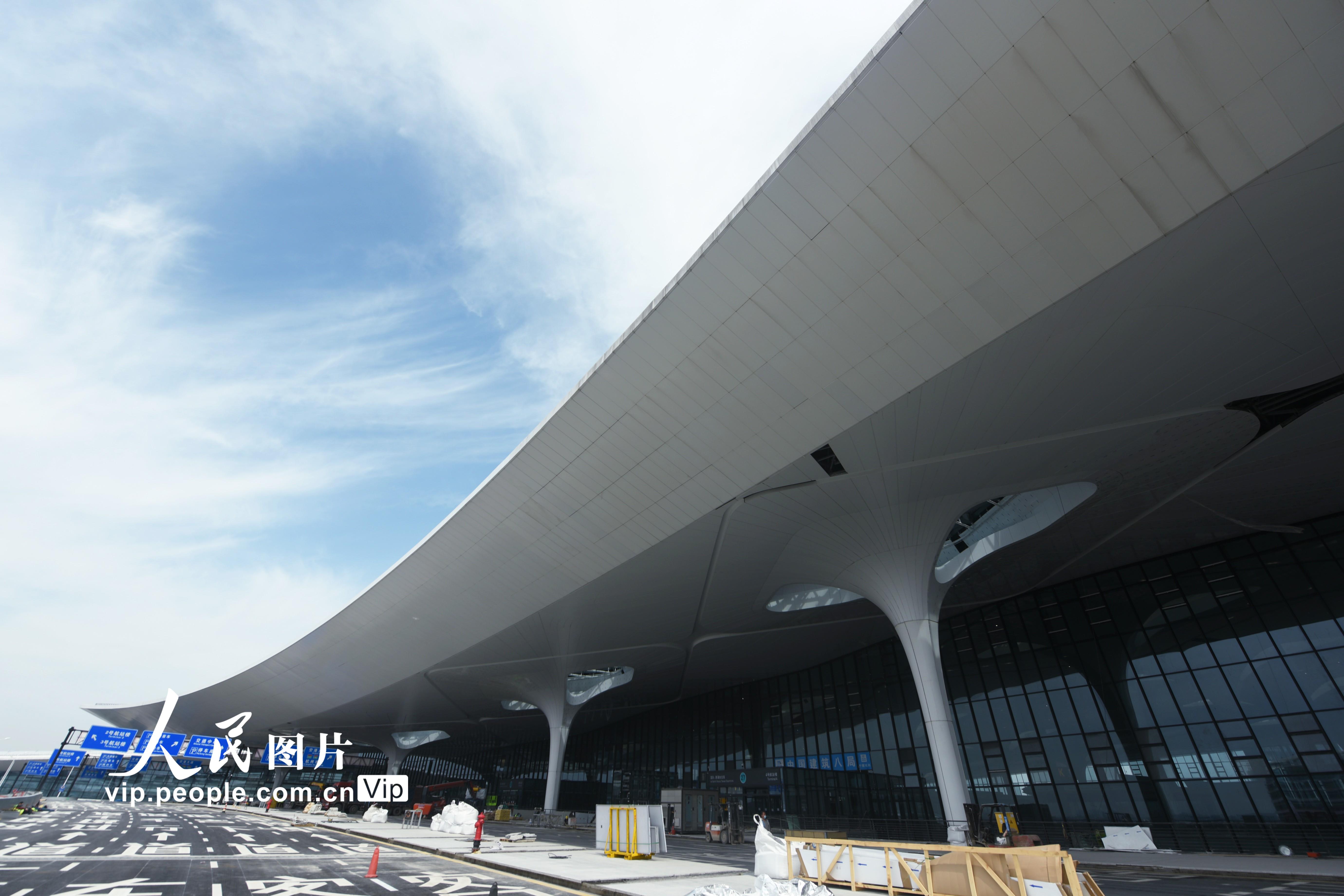 2022年3月15日，拍攝到的杭州蕭山國際機場T4航站樓的車輛到達層一角。