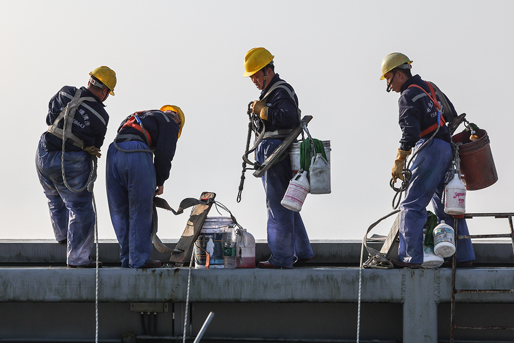 3月15日，“蜘蛛人”在貴陽國際貿易中心雙子塔樓頂准備進行清洗作業。新華社記者 歐東衢 攝