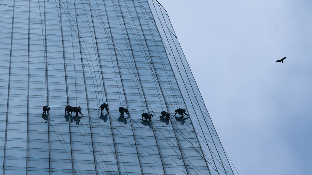 3月15日，“蜘蛛人”在對貴陽國際貿易中心雙子塔玻璃幕牆進行清洗。新華社記者 歐東衢 攝