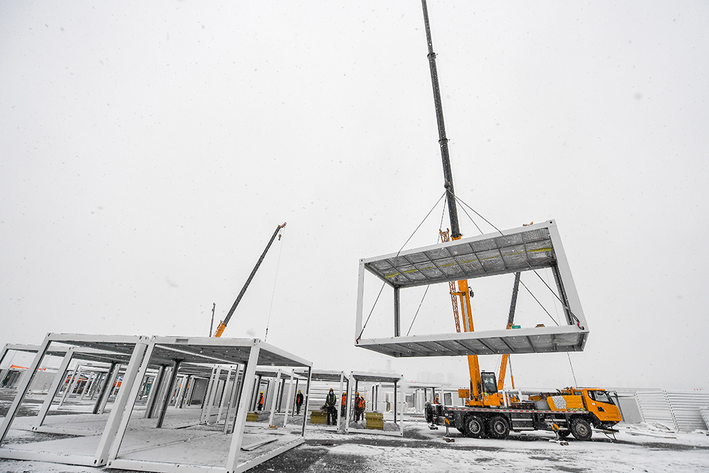3月15日，在吉林市高新南區隔離方艙項目施工現場，工人吊裝隔離方艙箱體。新華社記者 張楠攝