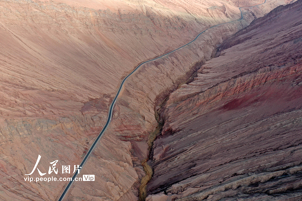 3月11日，在新疆吐魯番市鄯善縣拍攝的穿越吐峪溝大峽谷的公路。