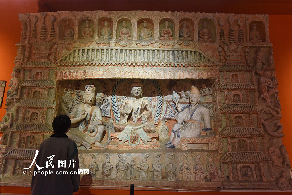 2022年3月16日，观众在浙江美术馆观看数字3D打印技术复原的云冈石窟第6窟南壁“文殊问疾”屋形龛（北魏）。