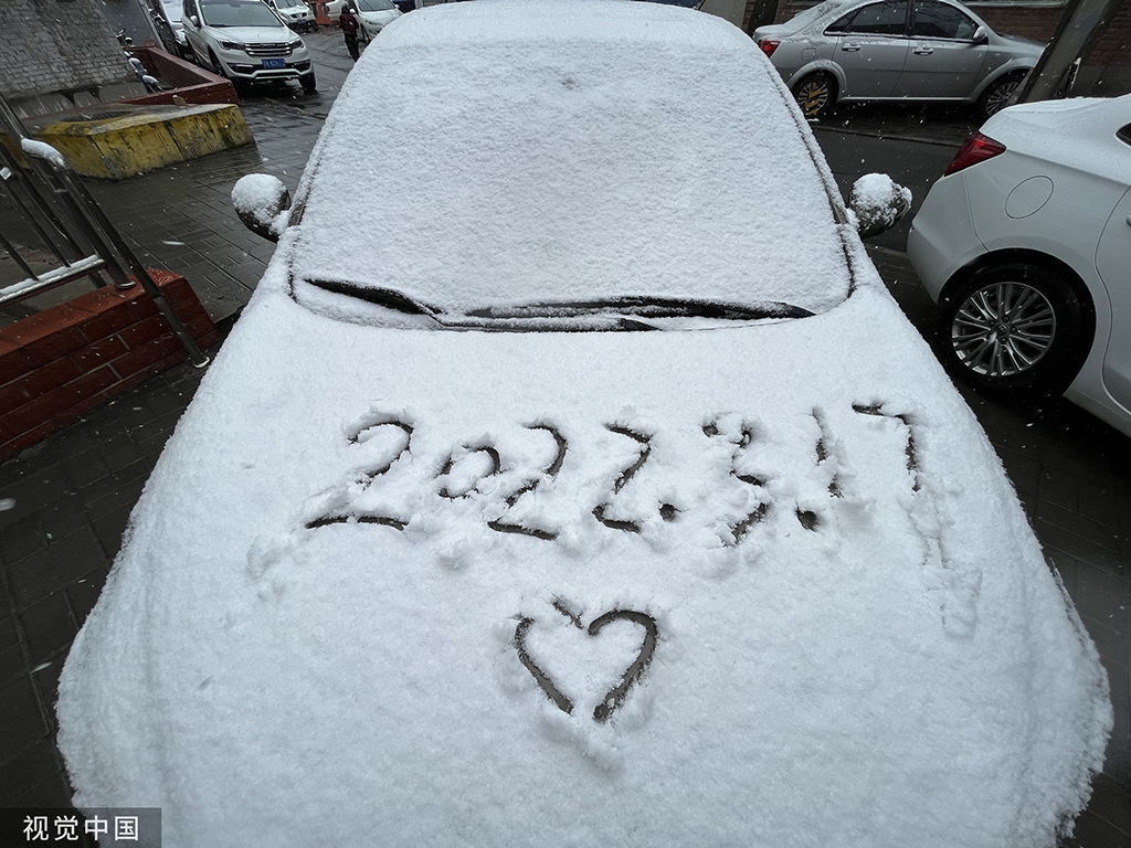 春雪覆蓋的汽車。（視覺中國）