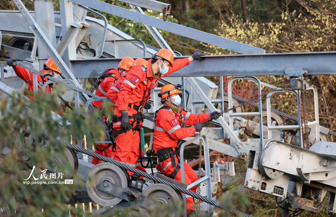 3月18日，在湖南張家界景區，黃石寨索道救援人員對“被困”游客實施救援。