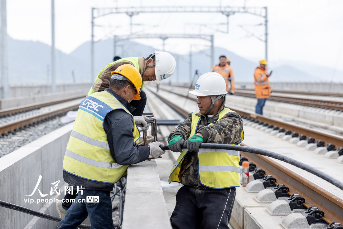 2022年3月18日，在合杭高鐵湖杭段，施工人員正在沿線進行靜態驗收施工。