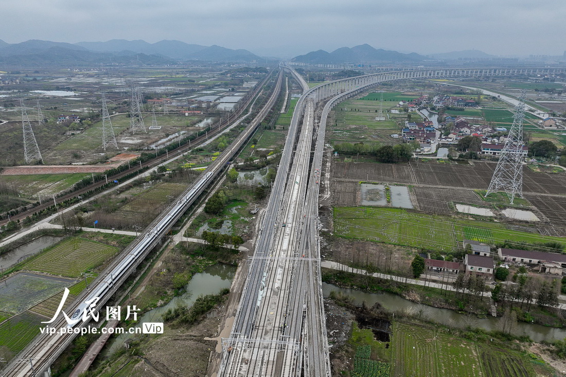 2022年3月18日，在合杭高鐵湖杭段，施工人員正在沿線進行靜態驗收施工。