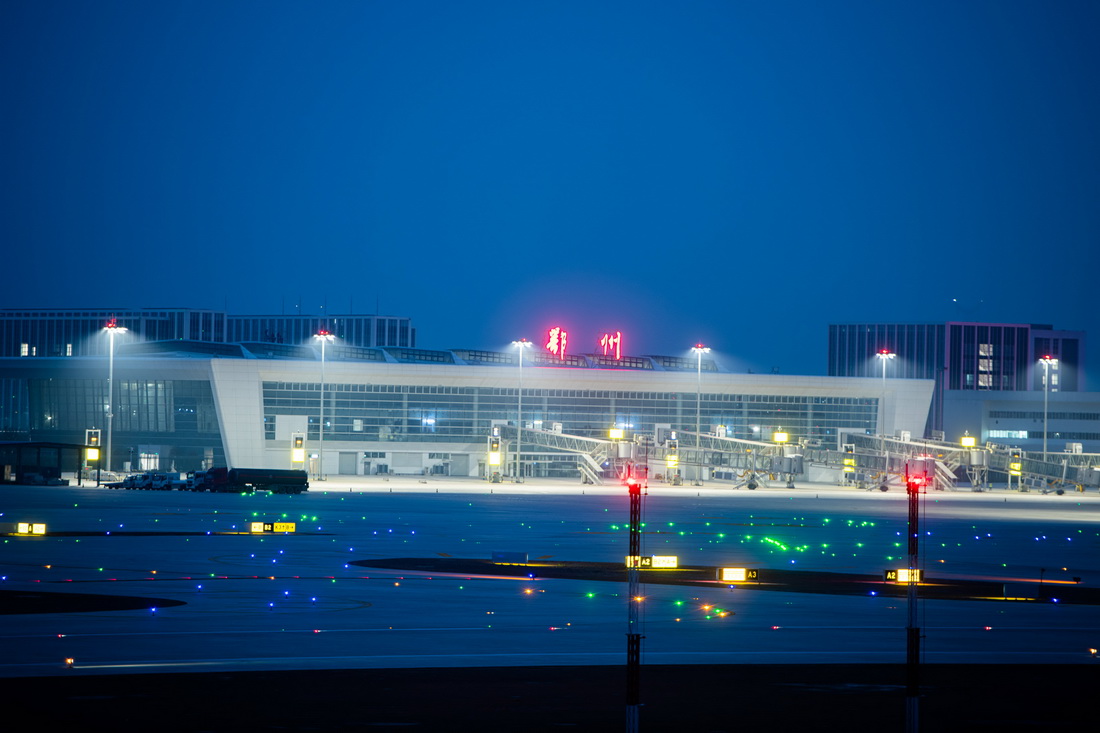 3月19日拍攝的夜幕下的鄂州花湖機場停機坪。新華社記者 肖藝九 攝