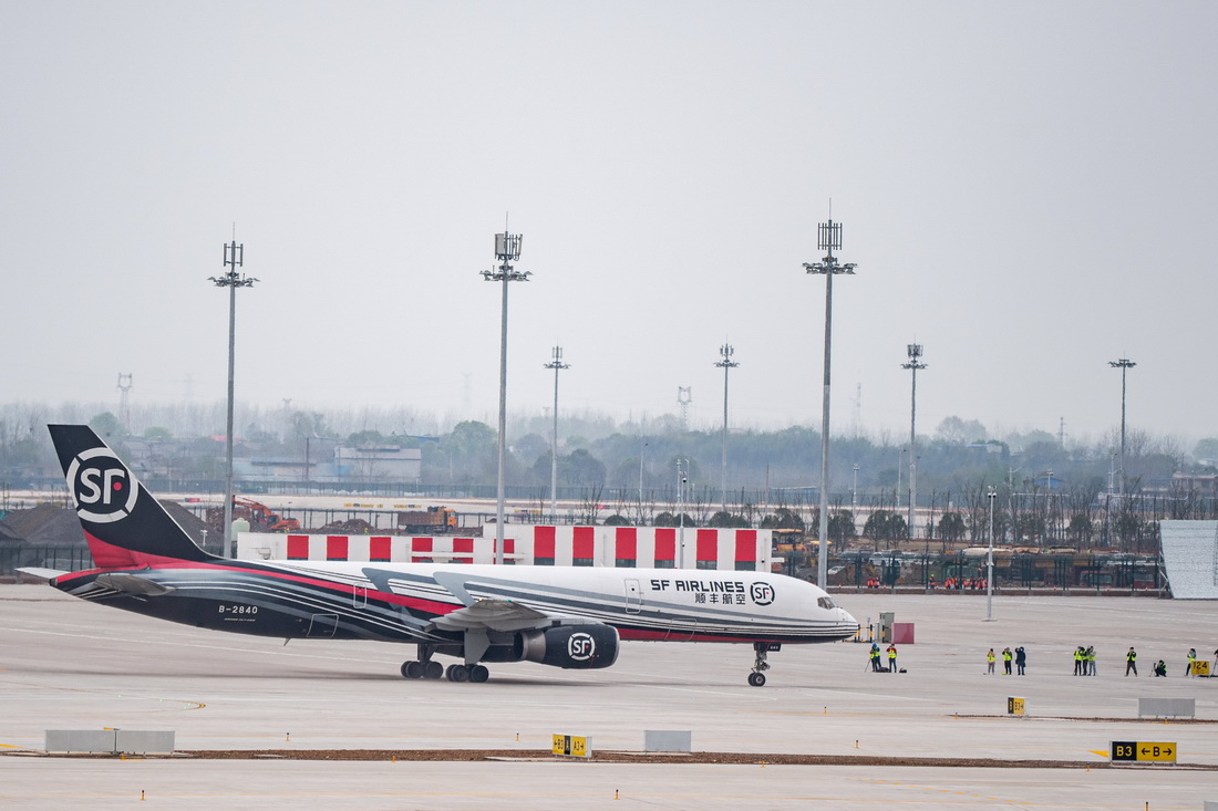 3月19日，試飛的貨運飛機在鄂州花湖機場滑行。新華社記者 肖藝九 攝