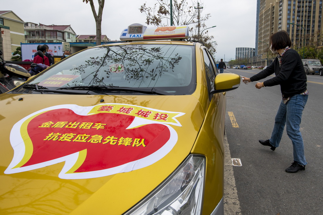 3月19日早上，方秋丹完成任務后，對車門把手進行消毒。