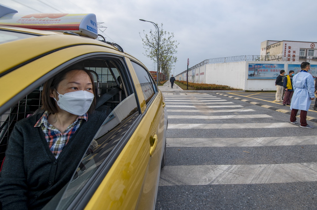 3月19日早上，浙江省金華市金東區東孝街道核酸檢測點，方秋丹坐在車上耐心等待。