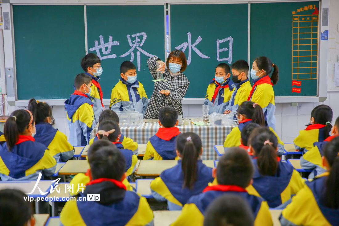 3月21日，江蘇省如皋市外國語學校小學部科學老師在給學生們做節水小實驗。