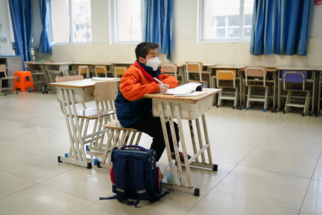 3月21日，蒲芸帆在教室内跟着“空中课堂”学习。