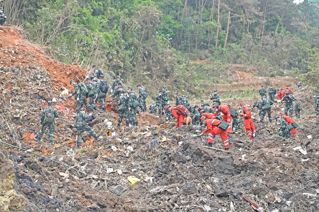 3��22�գ�������Ա�ڶ���MU5735�ͻ�׹���¹��ֳ�������ϻ�ӡ�