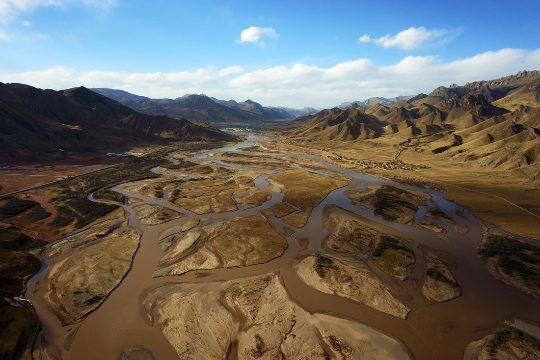 这是2022年3月20日在青海省玉树藏族自治州囊谦县境内拍摄的澜沧江上源扎曲河（无人机照片）。新华社记者 范培�| 摄