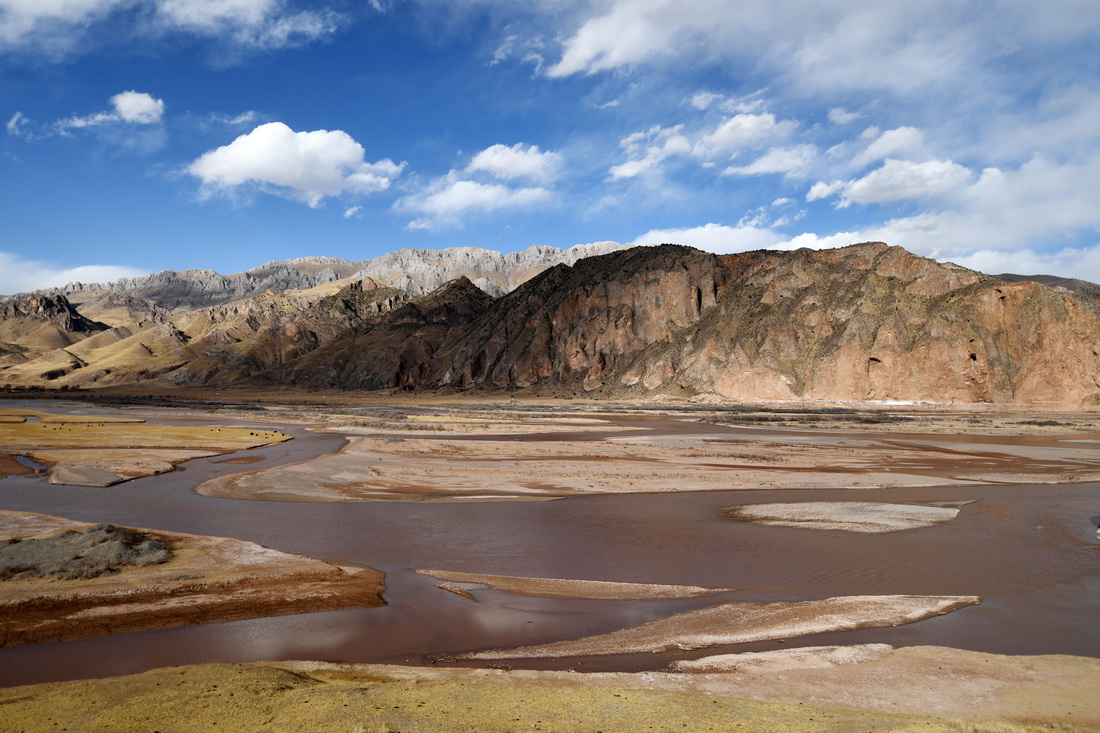 这是2022年3月20日在青海省玉树藏族自治州囊谦县境内拍摄的澜沧江上源扎曲河。新华社记者 范培�| 摄