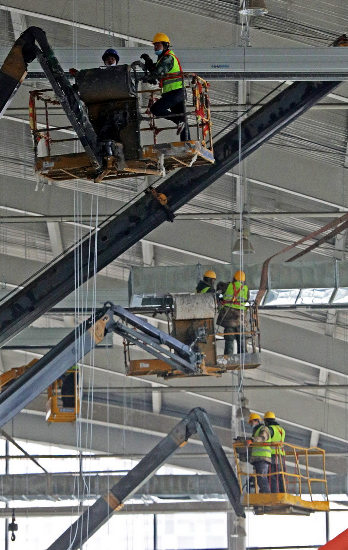 3月22日，在沈陽國際展覽中心，施工工人加緊建設方艙醫院。