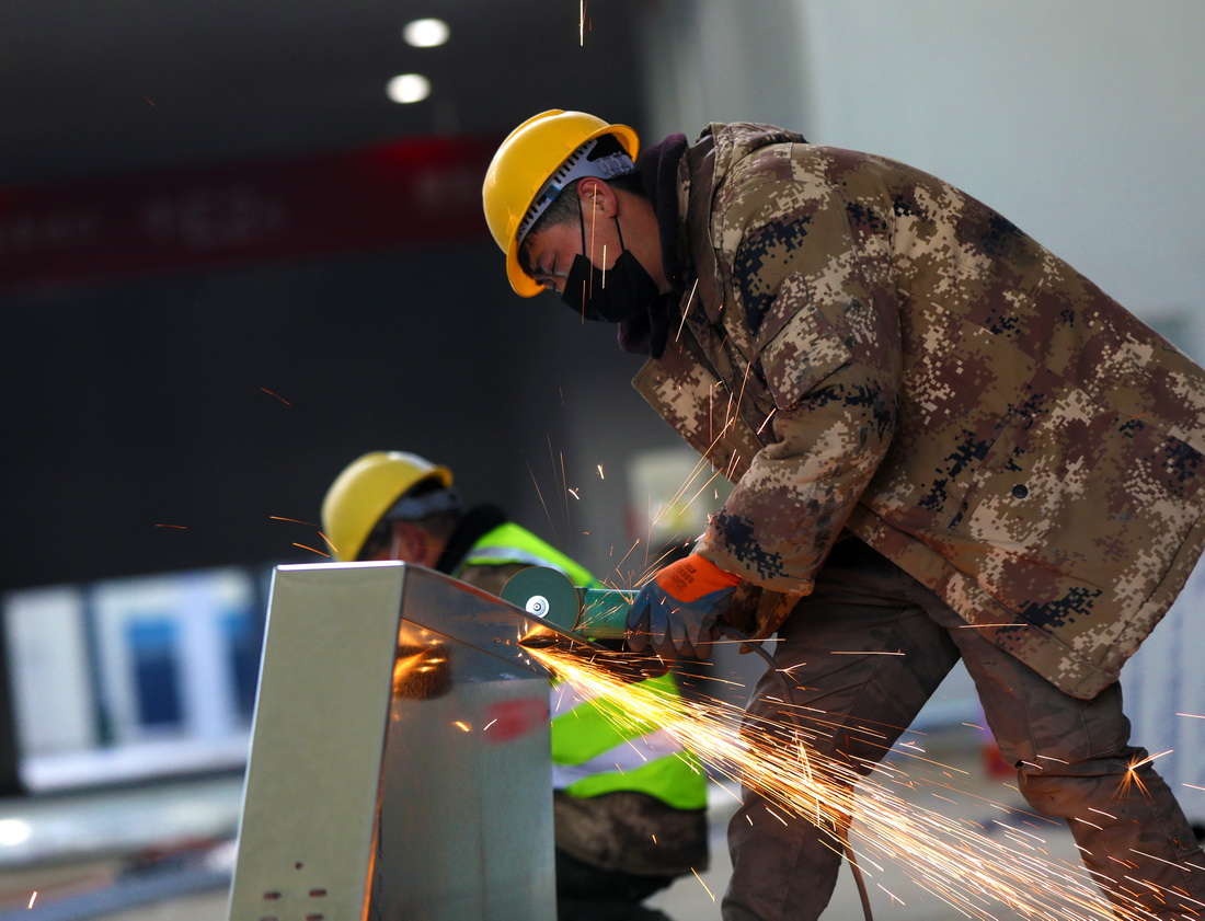 3月22日，在沈陽國際展覽中心，施工工人加緊建設方艙醫院。