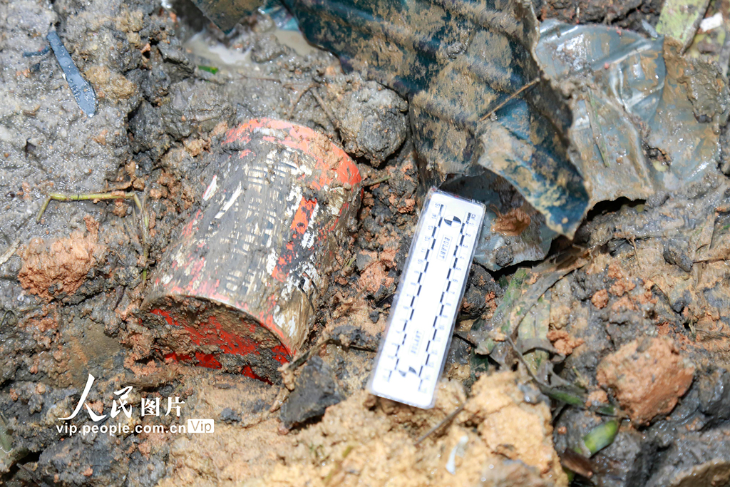 2022年3月23日，在廣西梧州藤縣東航MU5735航班墜機事故現場核心區，武警廣西總隊官兵找到兩部黑匣子的其中一部。
