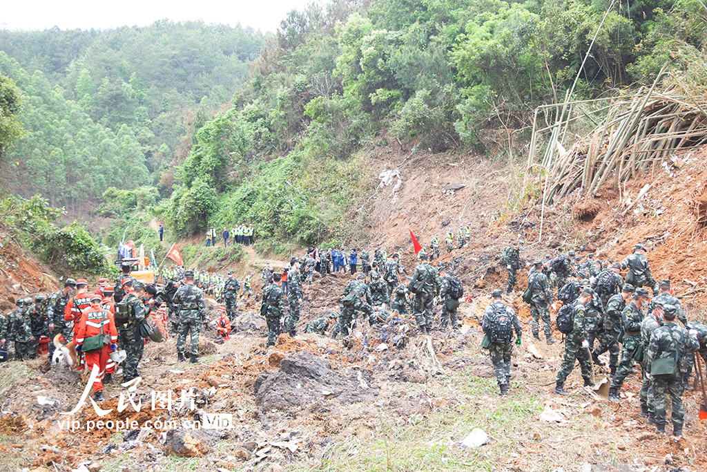 2022年3月22日，在廣西梧州藤縣，武警廣西總隊官兵趕赴東航MU5735航班墜機事故現場核心區，准備開展搜救工作。