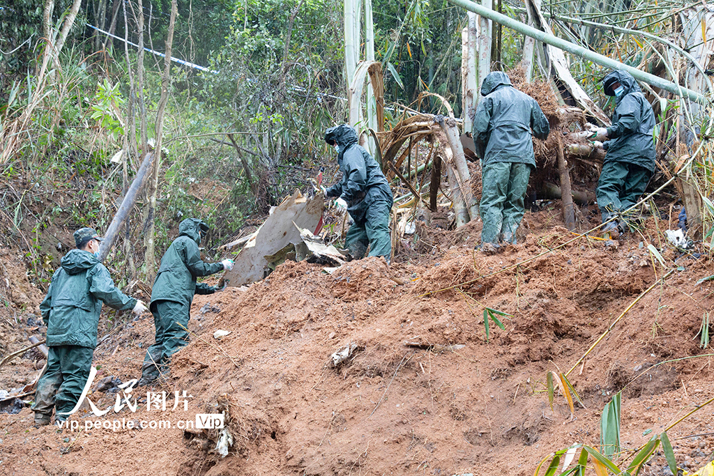 2022年3月23日，在廣西梧州藤縣，武警官兵搬運轉移失事飛機部分殘骸。