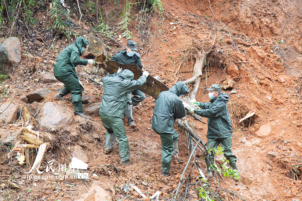 2022年3月23日，在廣西梧州藤縣，武警官兵搬運轉移失事飛機部分殘骸。
