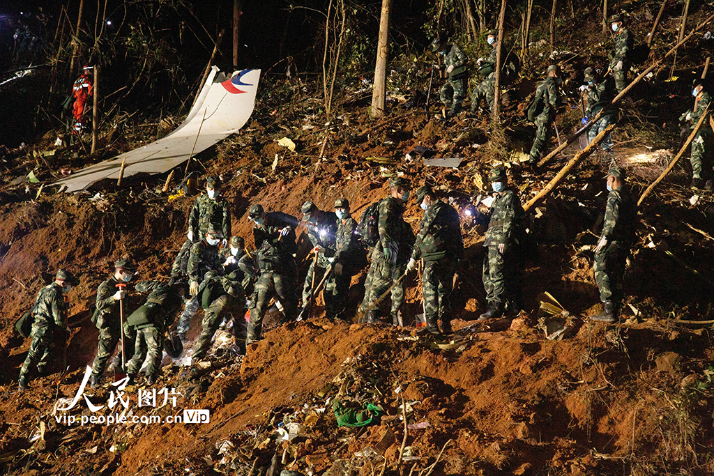 2022年3月22日晚，在廣西梧州藤縣，武警官兵正在飛機殘骸附近搜尋黑匣子。