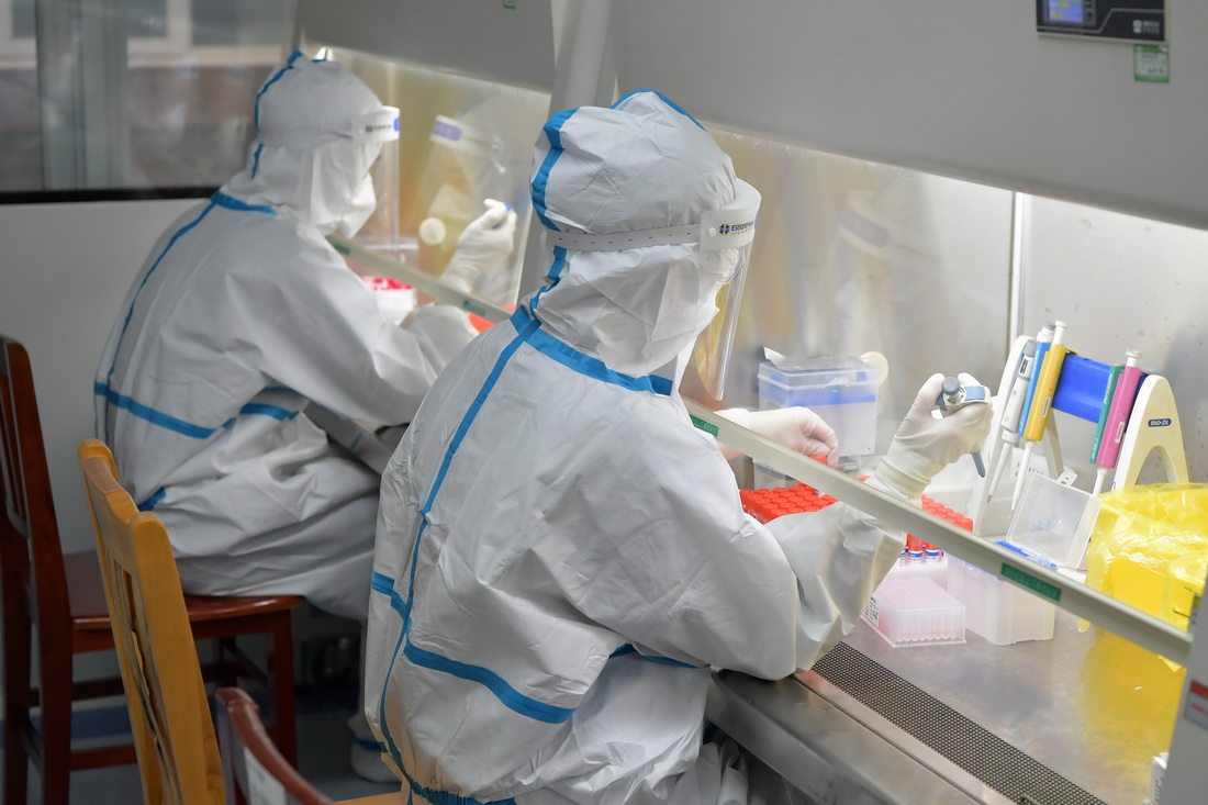在南昌大學二附院醫學檢驗中心核酸檢測實驗室，核酸檢測員在對送來的標本進行檢測（3月23日攝）。