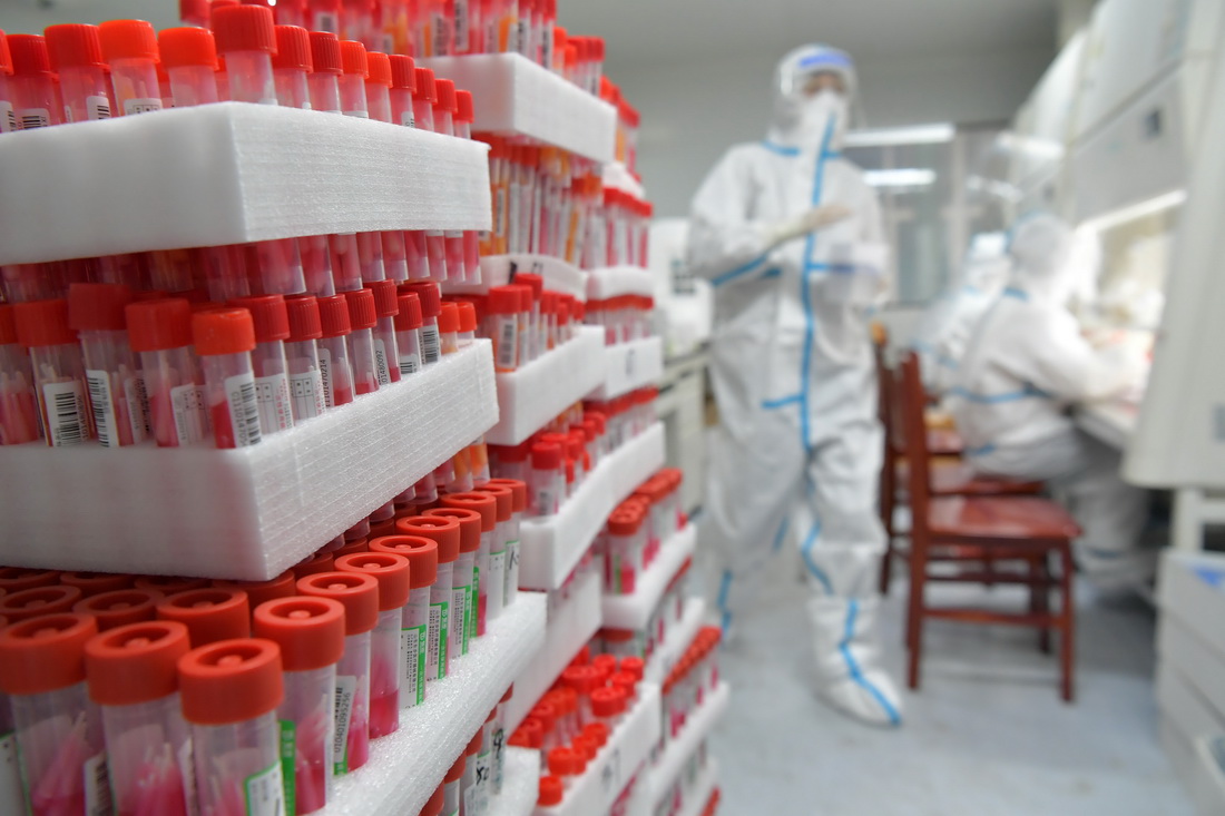送來的標本疊放在南昌大學二附院醫學檢驗中心核酸檢測實驗室裡（3月23日攝）。