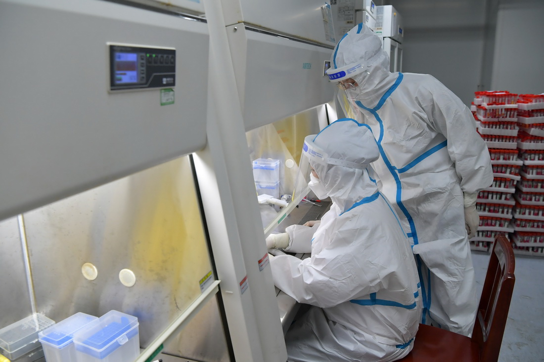 在南昌大學二附院醫學檢驗中心核酸檢測實驗室，核酸檢測員在對送來的標本進行檢測（3月23日攝）。