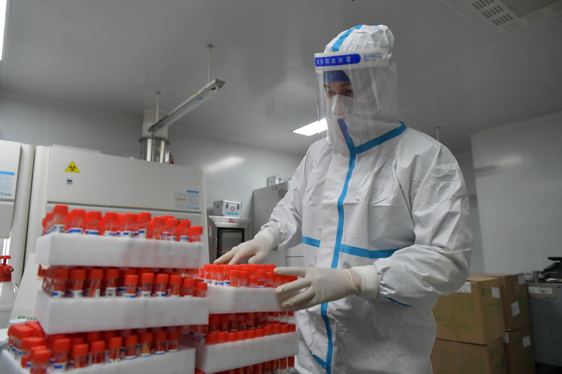 在南昌大學二附院醫學檢驗中心核酸檢測實驗室，核酸檢測員正在分揀標本（3月23日攝）。