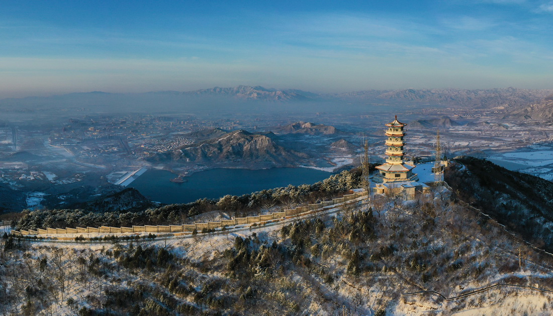 蟒山�t望塔位于十三陵国家森林公园蟒山景区山顶（3月19日摄，无人机照片）。新华社记者 李贺 摄