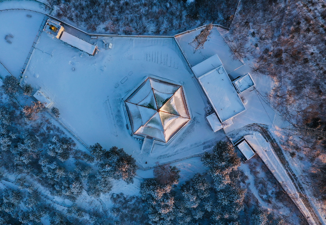 經過前一夜的風雪，北京市十三陵林場管理處蟒山瞭望塔布滿積雪（3月19日攝，無人機照片）。新華社記者 李賀 攝